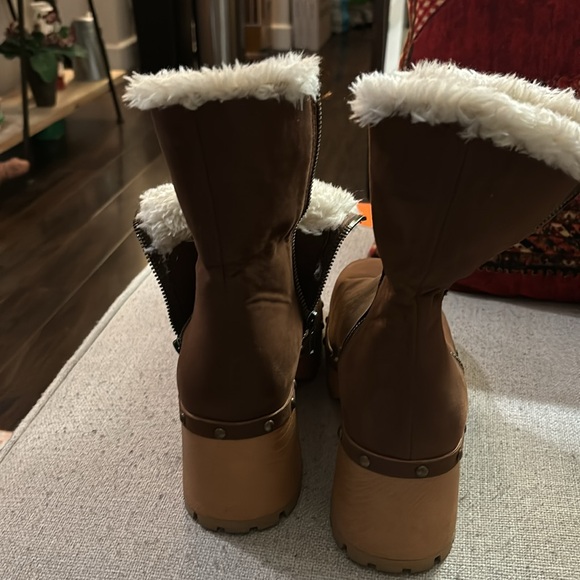 Mia platform boots. Faux fur inside. Size 9. - Picture 5 of 8